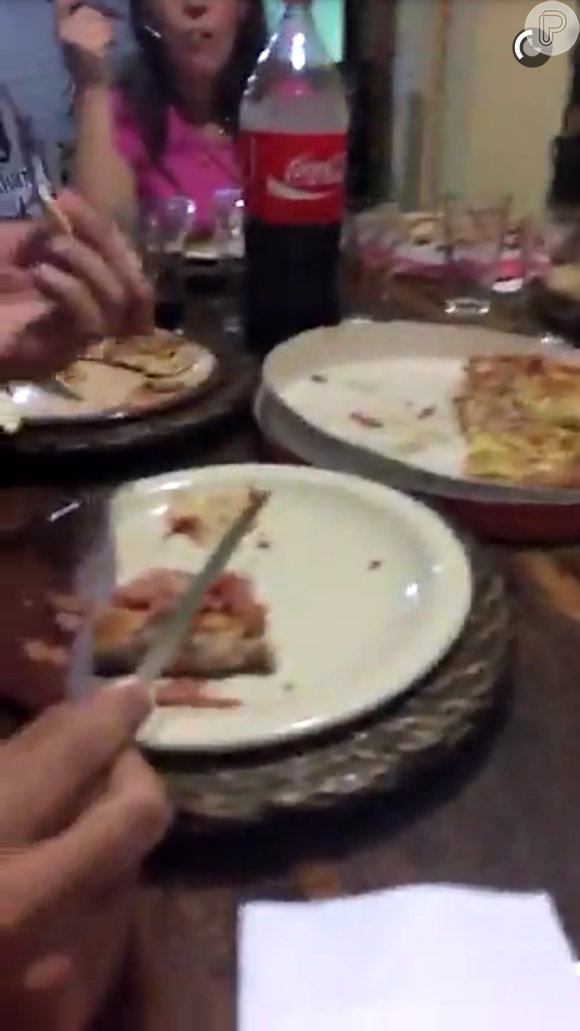 Larissa Manoela dispensou a pizza por causa da dieta