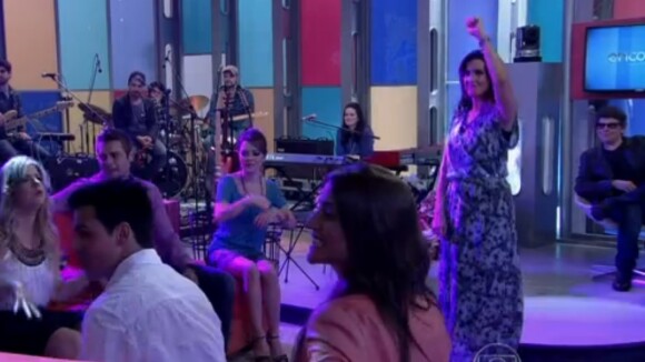 Fátima Bernardes dança coreografia de 'Gangnam Style' no palco do 'Encontro'