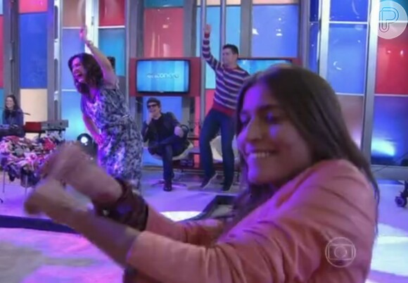 Fátima Bernardes ficou empolgada ao dançar 'Gangnam Style' e divertiu a plateia