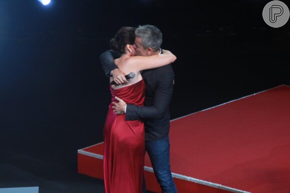 Otaviano e Monica Iozzi comemoraram após serem premiados no 'Prêmio Extra'