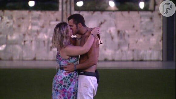 Maria Claudia e Matheus deram o primeiro beijo do 'Big Brother Brasil 16', neste domingo, 24 de janeiro de 2016