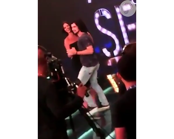 Bruna Marquezine dança coladinha com Gabriel Leone em gravação do 'Amor & Sexo'