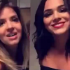 Bruna Marquezine sorri ao lado de Mariana Santos durante gravação de 'Amor e Sexo'