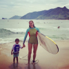 Luana Piovani levou o filho mais velho, Dom, para aulas de surfe
