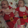 No Natal, Luana Piovani vestiu os gêmeos Bem e Liz de Papai Noel