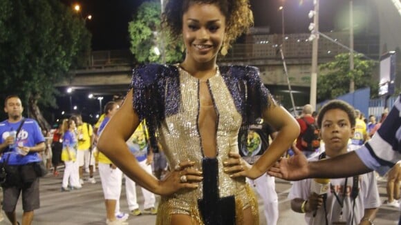 Juliana Alves usa body decotado no ensaio da Unidos da Tijuca na Sapucaí, no Rio