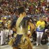 Juliana Alves cai no samba no ensaio da Unidos da Tijuca
