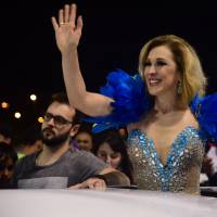 Claudia Raia cruza o Anhembi de limousine durante ensaio de Carnaval em SP