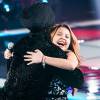 Julia Gomes abraça Carlinhos Brown no 'The Voice Kids'