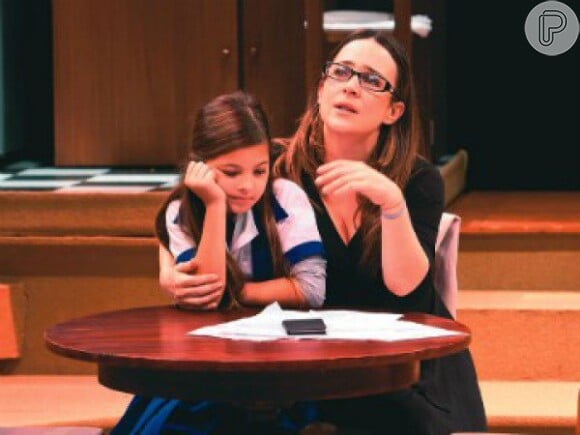 Aos 10 anos, Julia Gomes interpretou a filha da personagem de Gabriela Duarte na peça 'A Garota do Adeus' (2012)
