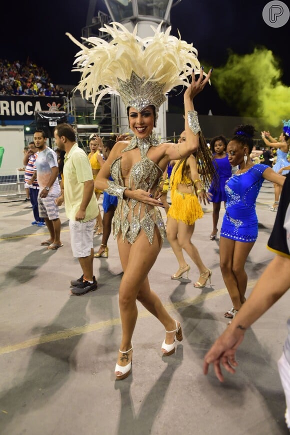 Gabi Miranda, musa Unidos do Peruche, caprichou na fantasia para o ensaio técnico da escola de samba em São Paulo