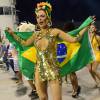 Ju Isen, musa das manifestações, vai ao ensaio técnico da Unidos do Peruche enrolada em bandeira do Brasil