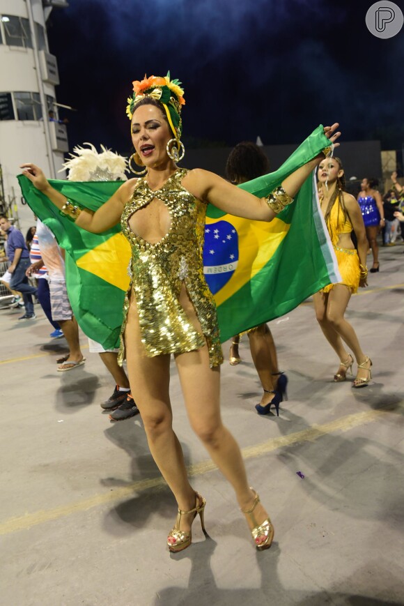 Ju Isen, musa das manifestações, vai ao ensaio técnico da Unidos do Peruche enrolada em bandeira do Brasil