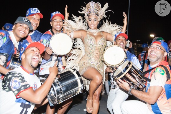 A angolana Carmen Mouro brilhou à frente dos ritmistas da Pérola Negra no ensaio técnico da escola de samba de São Paulo