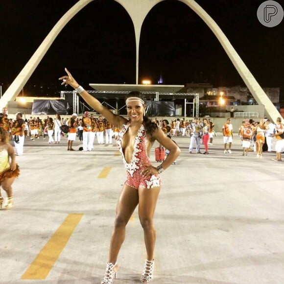 Musa da Viradouro, Isabele Gianazza apostou em fantasia com enorme decote em ensaio técnico da escola de samba neste domingo, 24 de janeiro de 2016