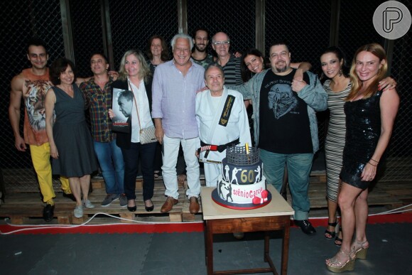 Stênio Garcia comemorou 60 anos de carreira na estreia da peça 'O Último Lutador' ao lado de amigos como Antonio Fagundes e Marcos Caruso, nesse domingo, 24 de janeiro de 2016
