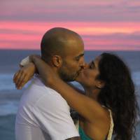 Camilla Camargo e namorado, Leonardo Lessa, se beijam em festa na praia. Fotos!