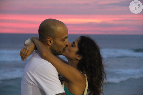 Camilla Camargo e Leonardo Lessa trocaram beijos durante a festa 'O Forninho', que aconteceu nesse domingo, 24 de janeiro de 2016