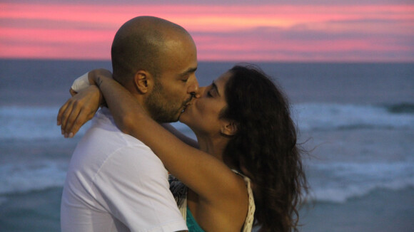Camilla Camargo e namorado, Leonardo Lessa, se beijam em festa na praia. Fotos!