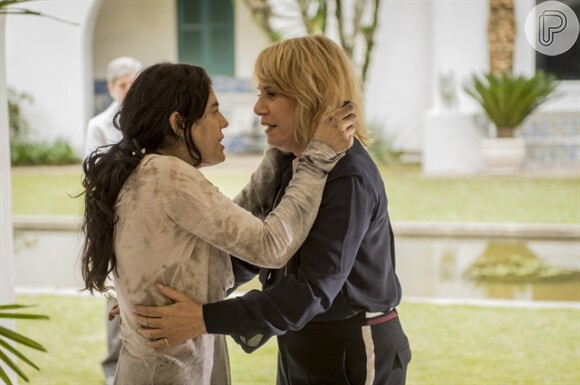 Gibson (José de Abreu) convence Nora (Renata Sorrah) de que Nelita (Bárbara Paz) precisa de acompanhamento constante de uma enfermeira