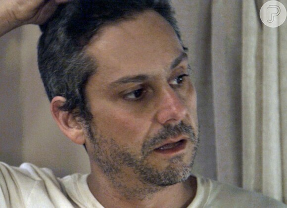 Romero (Alexandre Nero) é preso diante de toda a imprensa, na inauguração do hospital, na novela 'A Regra do Jogo'