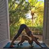 Gisele Bündchen compartilha clique com a filha, Vivian, praticando ioga
