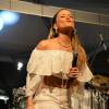 Claudia Leitte canta descalça em ensaio do Harmonia do Samba em Salvador, nesta segunda-feira, 25 de janeiro de 2016