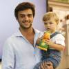 Felipe Simas é pai do pequeno Joaquim, de 1 ano e 9 meses: 'Às vezes a gente mima, mas tudo que fazemos é com muito amor'
