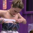Ana Paula protagonizou o primeiro 'nudes' do 'BBB16' ao tentar colocar um biquíni