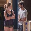 Eliza (Marina Ruy Barbosa) fica irritada ao ter seus sentimentos por Jonatas (Felipe Simas) questionados