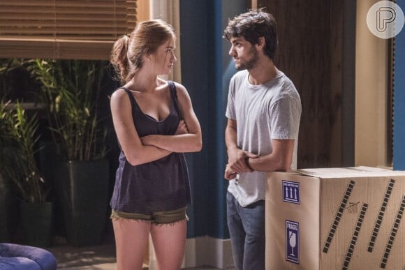 Eliza (Marina Ruy Barbosa) fica irritada ao ter seus sentimentos por Jonatas (Felipe Simas) questionados