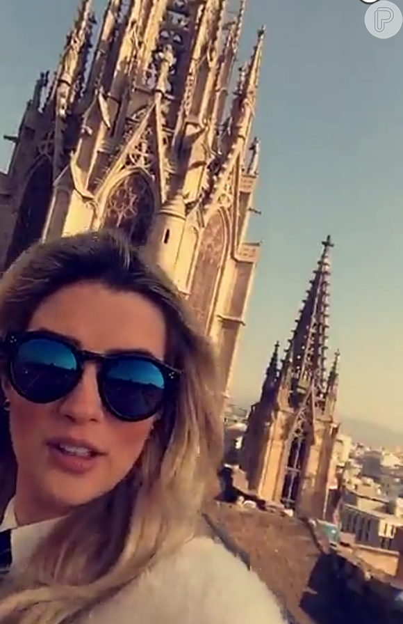 Grávida, Aline visitou a Catedral de Barcelona, na Espanha