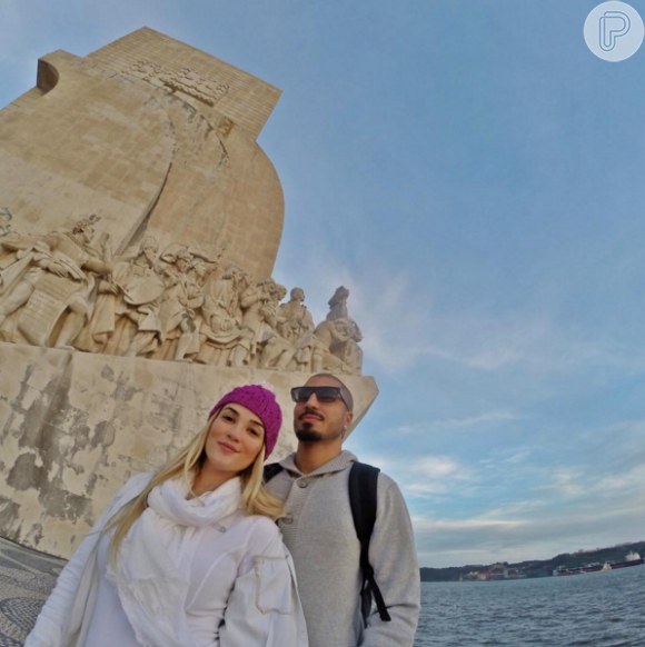 Ex-BBB's curtem viagem pela Europa. Na foto, o casal posa diante do monumento Padrão dos Descobrimentos, em Lisboa
