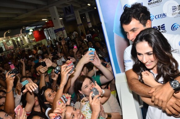 Tatá Werneck e Anderson Di Rizzi atraíram grande número de fãs em shopping de São Paulo
