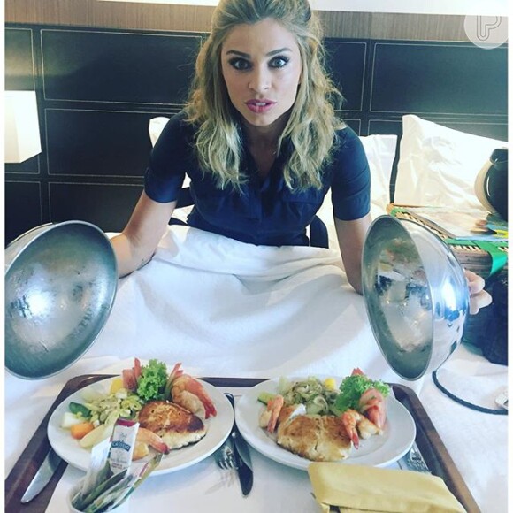 Grazi Massafera foi clicada por amiga com dois pratos de comida e divertiu seus fãs
