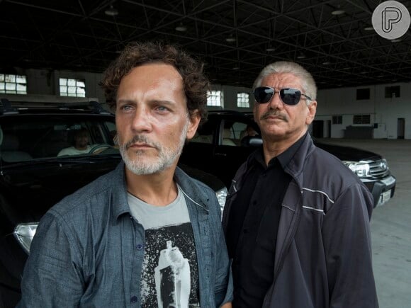 Tio (Jackson Antunes) e seu capanga encontram Romero (Alexandre Nero) num hangar, na novela 'A Regra do Jogo'