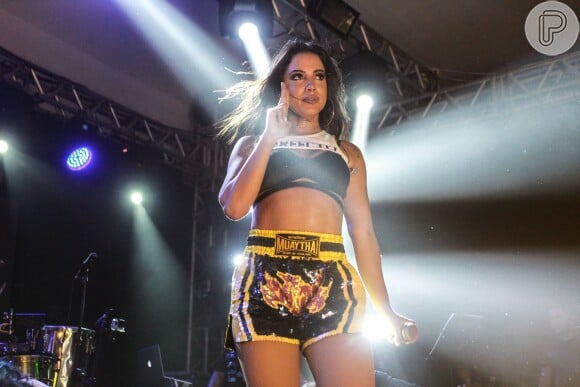 Anitta usou um look de lutadora para o primeiro ensaio do Bloco das Poderosas no Monte Líbano, Zona Sul do Rio