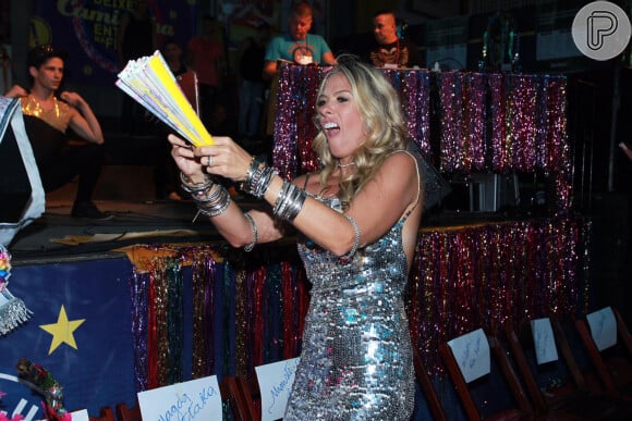Adriane Galisteu se diverte com um leque durante baile gay