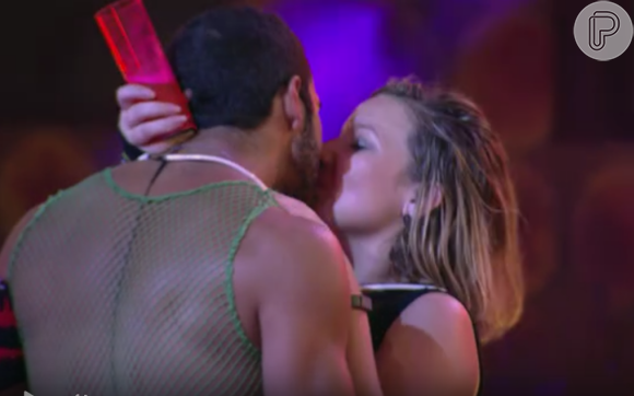 Matheus e Cacau deram um beijão no meio da pista de dança enquanto tocava 'Hotline Bling', do Drake