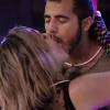 Matheus e Maria Claudia dão beijão na pista da Festa Mix de Gerações, que aconteceu na madrugada desta quinta-feira, 28 de janeiro de 2016