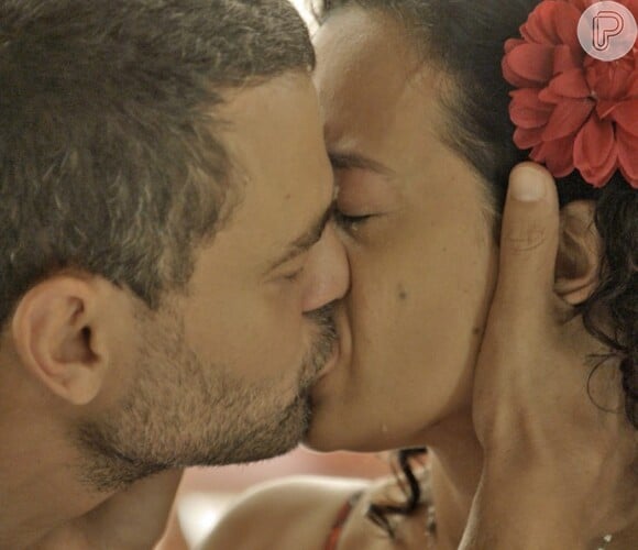 César (Carmo Dalla Vecchia) beija Domingas (Maeve Jinkings) depois de dizer que vai reatar o casamento com Gisela (Larissa Bracher), na novela 'A Regra do Jogo', em 28 de janeiro de 2016