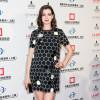Discreta, Anne Hathaway optou por um vestido preto para disfarçar a barriguinha de gravidez