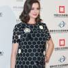 Anne Hathaway usou um vestido curto e preto para a abertura da Los Angeles Fine Art Show