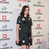 Anne Hathaway não dispensou o salto durante a abertura do Los Angeles Fine Art Show