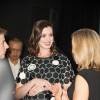 Anne Hathaway posa com a mão na barriga durante o Los Angeles Fine Art Show