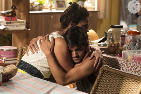 Rosângela (Malu Galli) fica triste de ver Jonatas (Felipe Simas) sofrendo por Eliza (Marina Ruy Barbosa), na novela 'Totalmente Demais'