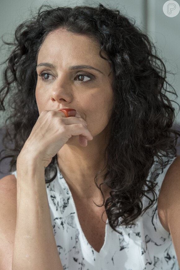 Rosângela (Malu Galli) se irrita com a visita de Eliza (Marina Ruy Barbosa) à procura de Jonatas (Felipe Simas) e confirma que Leila (Carla Salle) dormiu em sua casa, na novela 'Totalmente Demais'