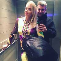 Angelica e Luciano Huck posam no elevador e fã brinca: 'Bolsa ou saco de lixo?'
