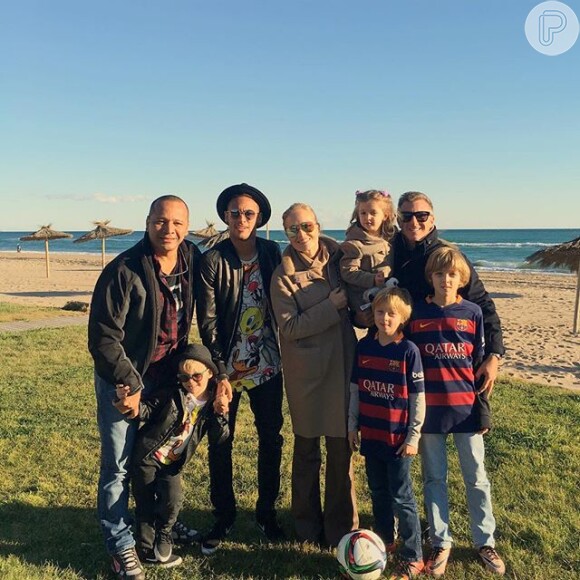 Neymar recebeu a família de Angélica e Luciano Huck em Barcelona