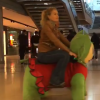 Angélica brinca no carrinho de pelúcia em um shopping na Europa
